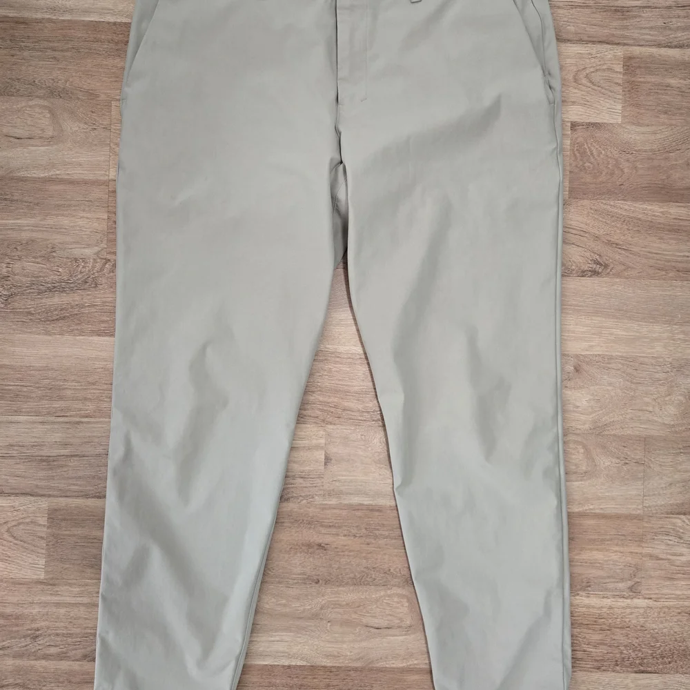 Lululemon Pants Men’s Size 38 Light Cream Relaxed Taper Smooth Twill - Picture 3 of 10